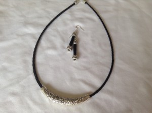 Collier étroit et boucles d'oreille, expo collective